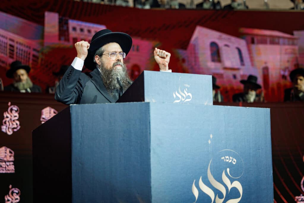 אלפי תלמידי ישיבת מיר במעמד "מלכי רבנן" בארנה