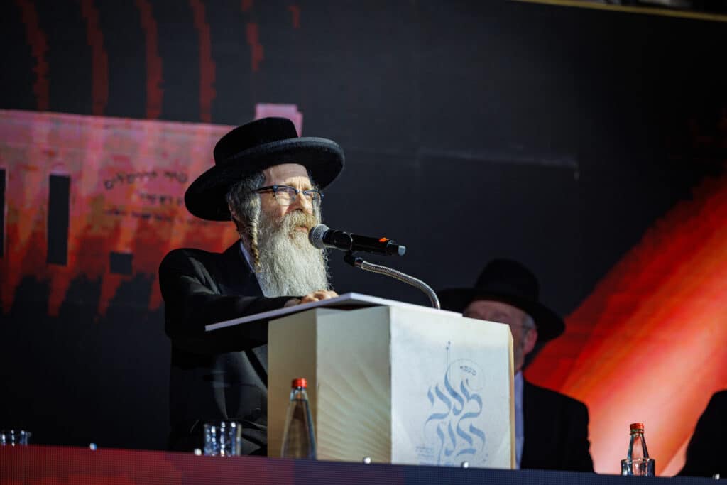 אלפי תלמידי ישיבת מיר במעמד "מלכי רבנן" בארנה