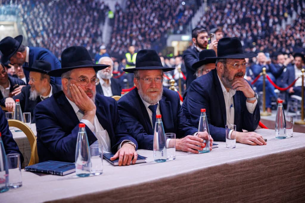 אלפי תלמידי ישיבת מיר במעמד "מלכי רבנן" בארנה