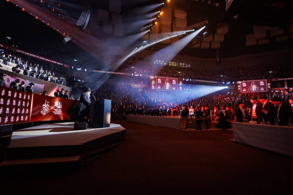 אלפי תלמידי ישיבת מיר במעמד "מלכי רבנן" בארנה