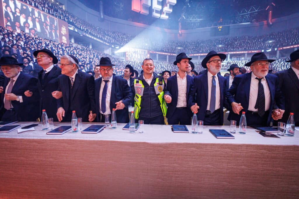 אלפי תלמידי ישיבת מיר במעמד "מלכי רבנן" בארנה