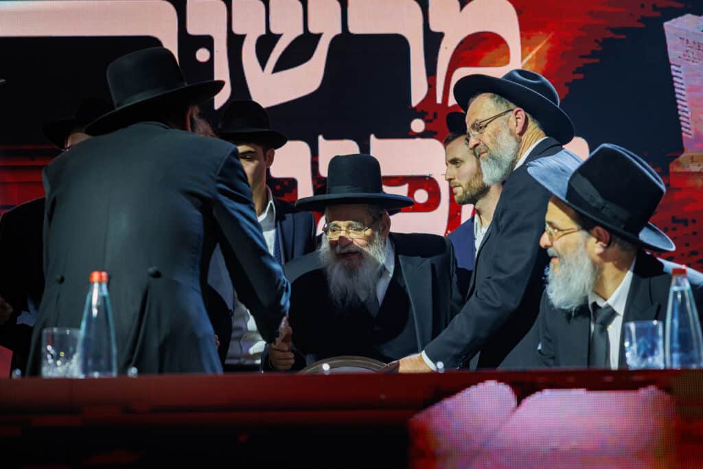 אלפי תלמידי ישיבת מיר במעמד "מלכי רבנן" בארנה