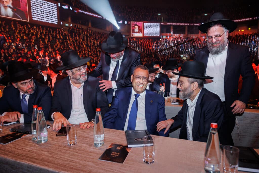 אלפי תלמידי ישיבת מיר במעמד "מלכי רבנן" בארנה