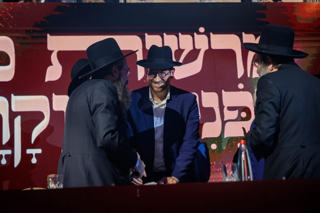 אלפי תלמידי ישיבת מיר במעמד "מלכי רבנן" בארנה