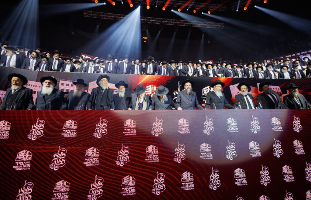 אלפי תלמידי ישיבת מיר במעמד "מלכי רבנן" בארנה
