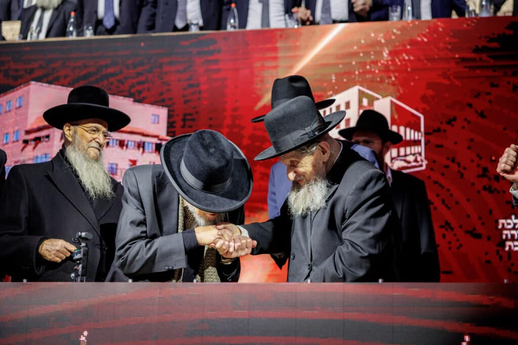 אלפי תלמידי ישיבת מיר במעמד "מלכי רבנן" בארנה