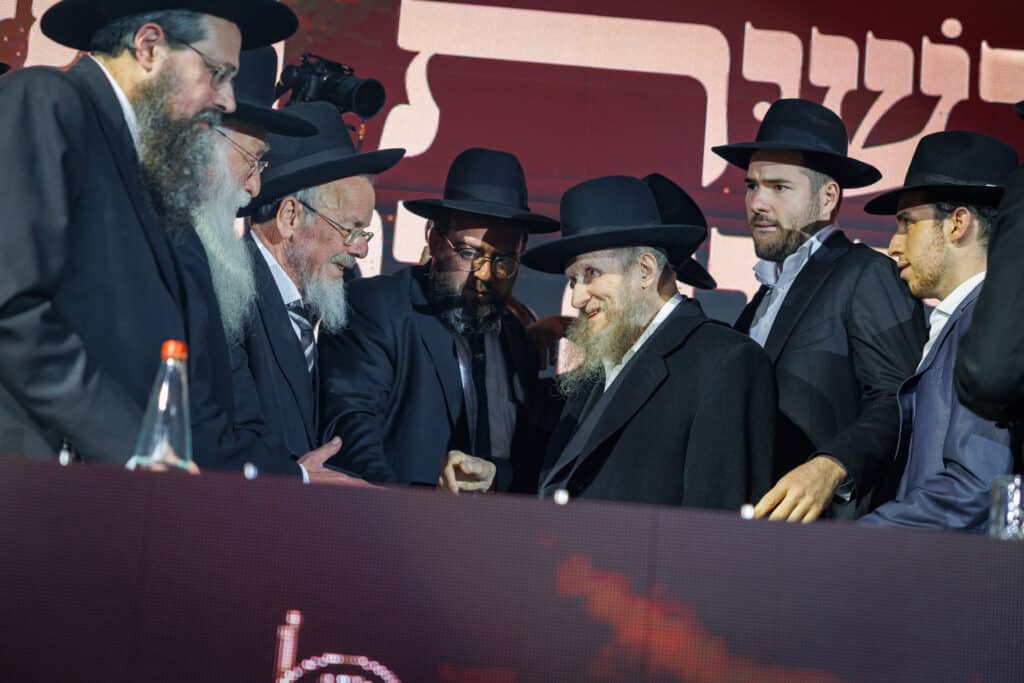 אלפי תלמידי ישיבת מיר במעמד "מלכי רבנן" בארנה