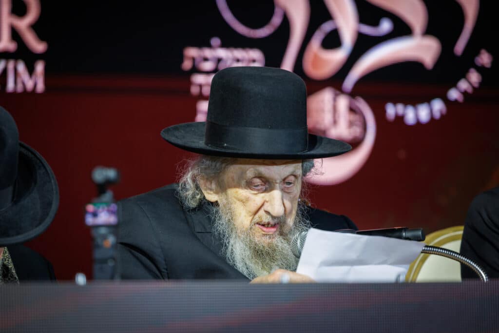 אלפי תלמידי ישיבת מיר במעמד "מלכי רבנן" בארנה