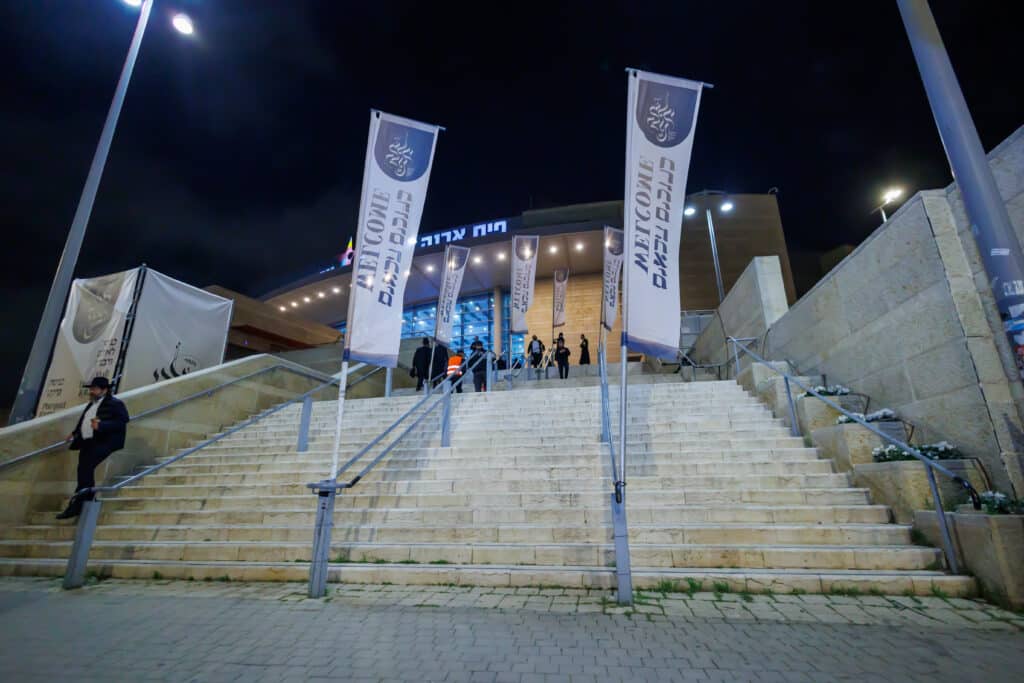 אלפי תלמידי ישיבת מיר במעמד "מלכי רבנן" בארנה