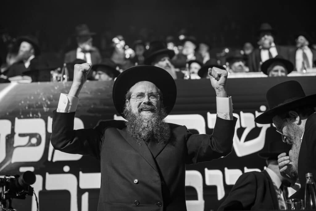 אלפי תלמידי ישיבת מיר במעמד "מלכי רבנן" בארנה