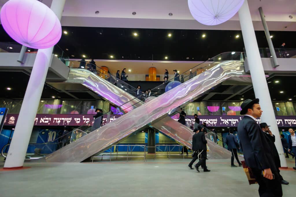 אלפי תלמידי ישיבת מיר במעמד "מלכי רבנן" בארנה