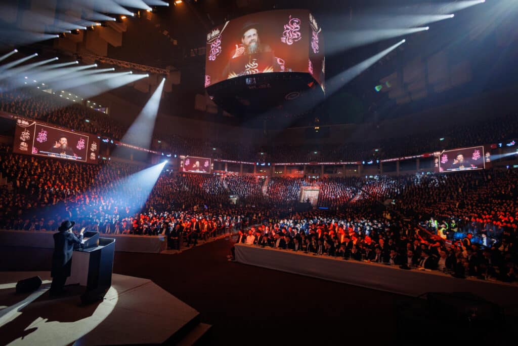 אלפי תלמידי ישיבת מיר במעמד "מלכי רבנן" בארנה