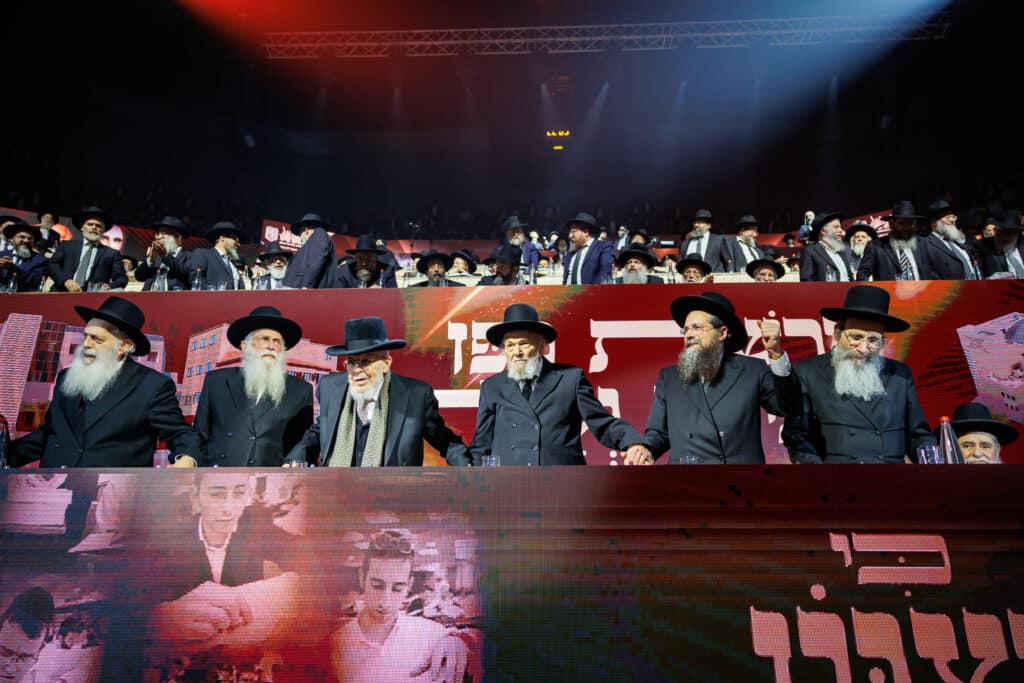 אלפי תלמידי ישיבת מיר במעמד "מלכי רבנן" בארנה