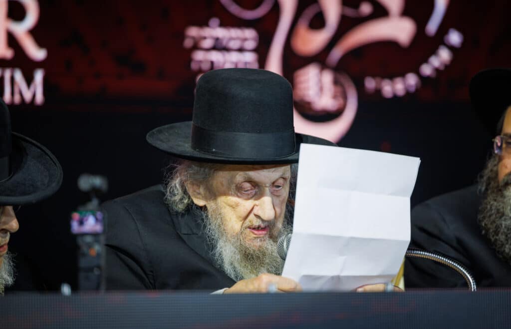 אלפי תלמידי ישיבת מיר במעמד "מלכי רבנן" בארנה