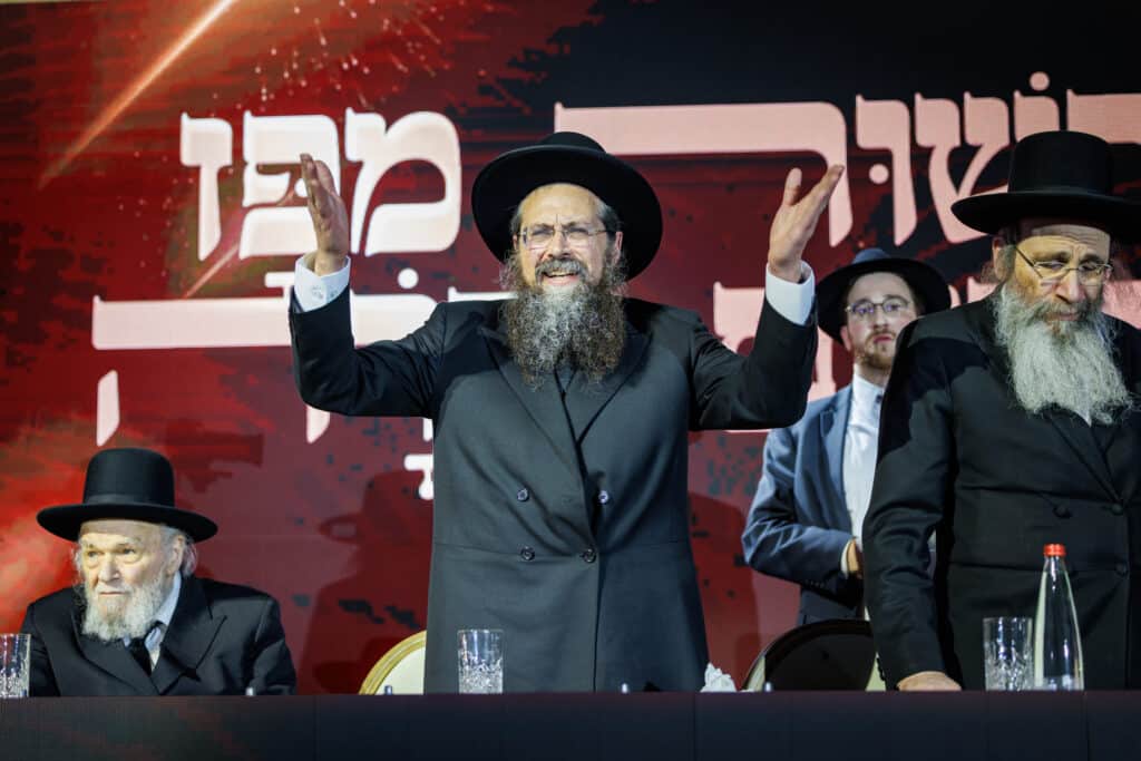 אלפי תלמידי ישיבת מיר במעמד "מלכי רבנן" בארנה