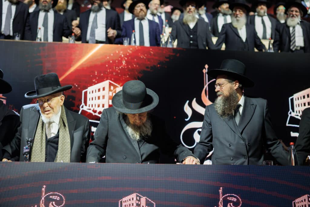 אלפי תלמידי ישיבת מיר במעמד "מלכי רבנן" בארנה