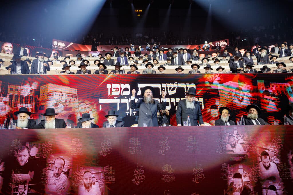 אלפי תלמידי ישיבת מיר במעמד "מלכי רבנן" בארנה