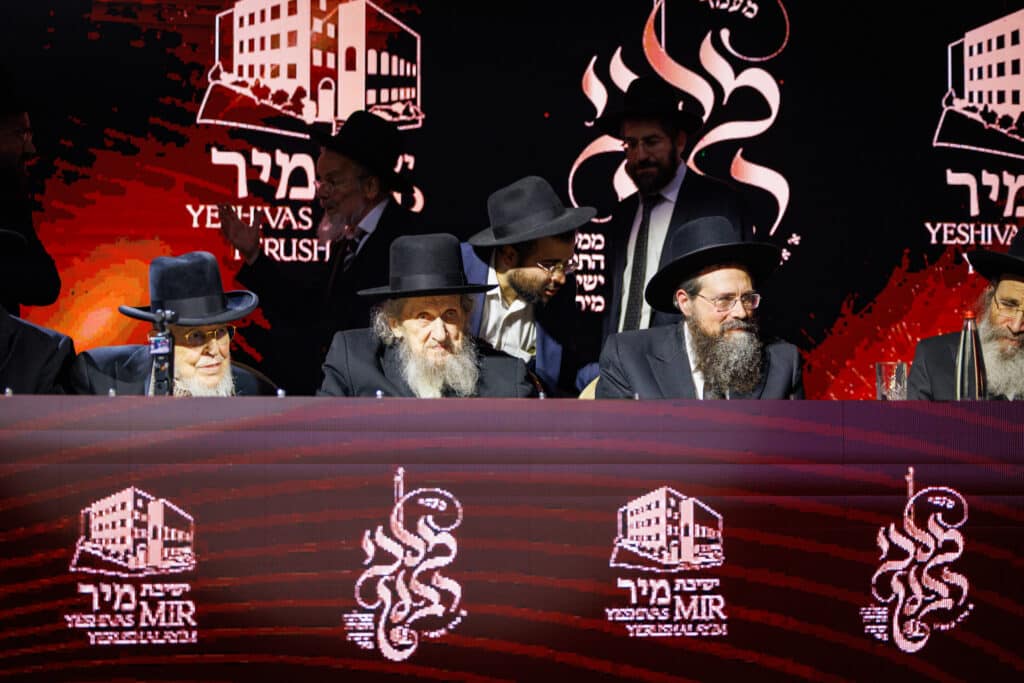 אלפי תלמידי ישיבת מיר במעמד "מלכי רבנן" בארנה