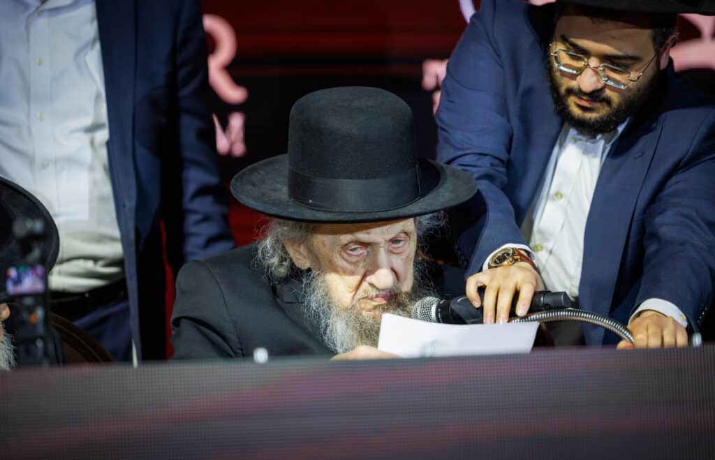 אלפי תלמידי ישיבת מיר במעמד "מלכי רבנן" בארנה