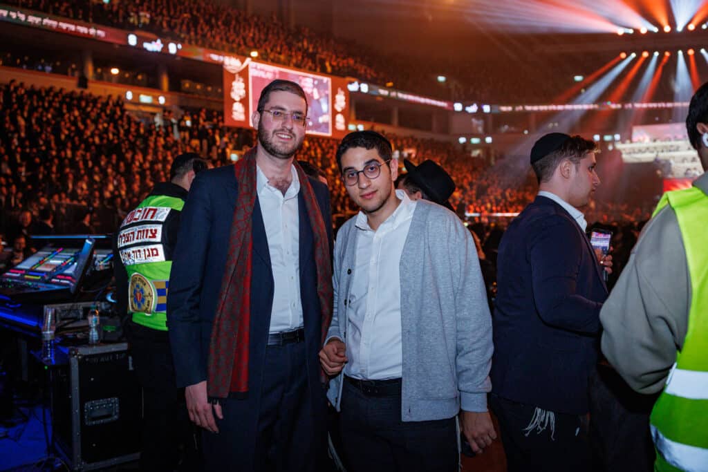 אלפי תלמידי ישיבת מיר במעמד "מלכי רבנן" בארנה