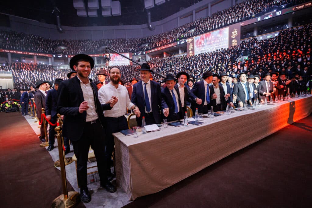 אלפי תלמידי ישיבת מיר במעמד "מלכי רבנן" בארנה