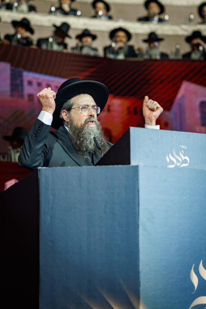 אלפי תלמידי ישיבת מיר במעמד "מלכי רבנן" בארנה