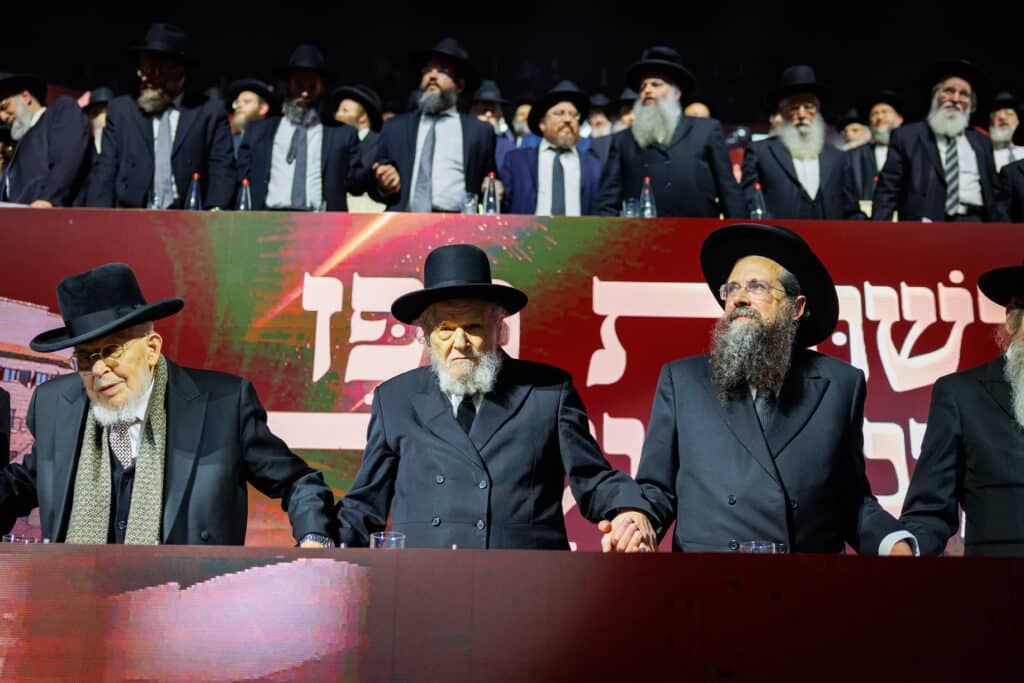 אלפי תלמידי ישיבת מיר במעמד "מלכי רבנן" בארנה