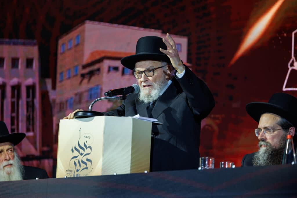 אלפי תלמידי ישיבת מיר במעמד "מלכי רבנן" בארנה