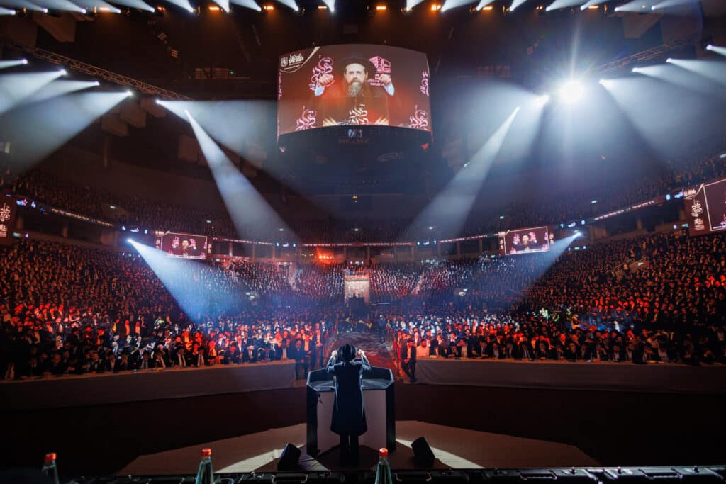 אלפי תלמידי ישיבת מיר במעמד "מלכי רבנן" בארנה