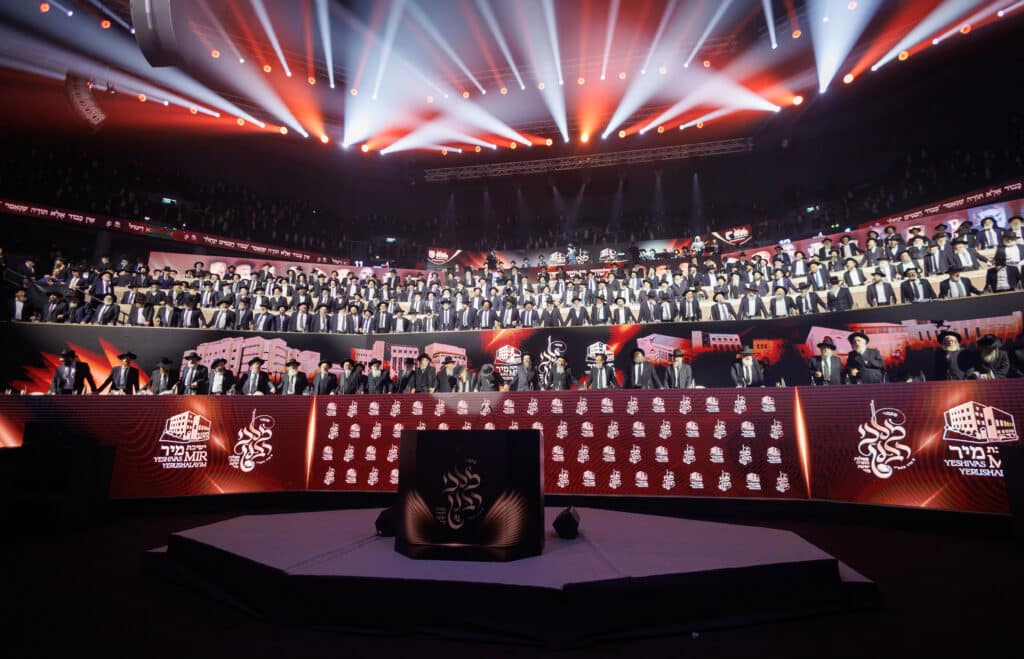 אלפי תלמידי ישיבת מיר במעמד "מלכי רבנן" בארנה