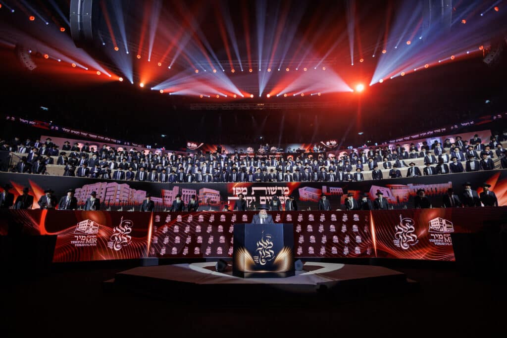 אלפי תלמידי ישיבת מיר במעמד "מלכי רבנן" בארנה