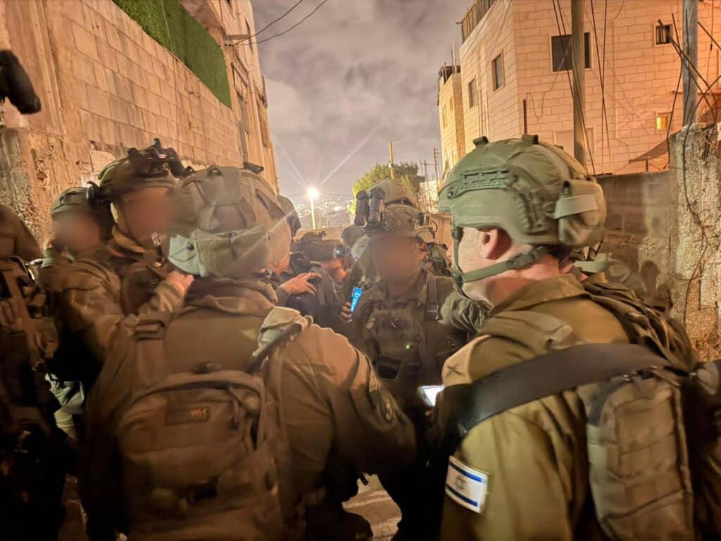 דרמה בחברון: כוחות פשטו על שכונת ג'אליס בעקבות ירי דרמה בחברון: כוחות פשטו על שכונת ג'אליס בעקבות ירי