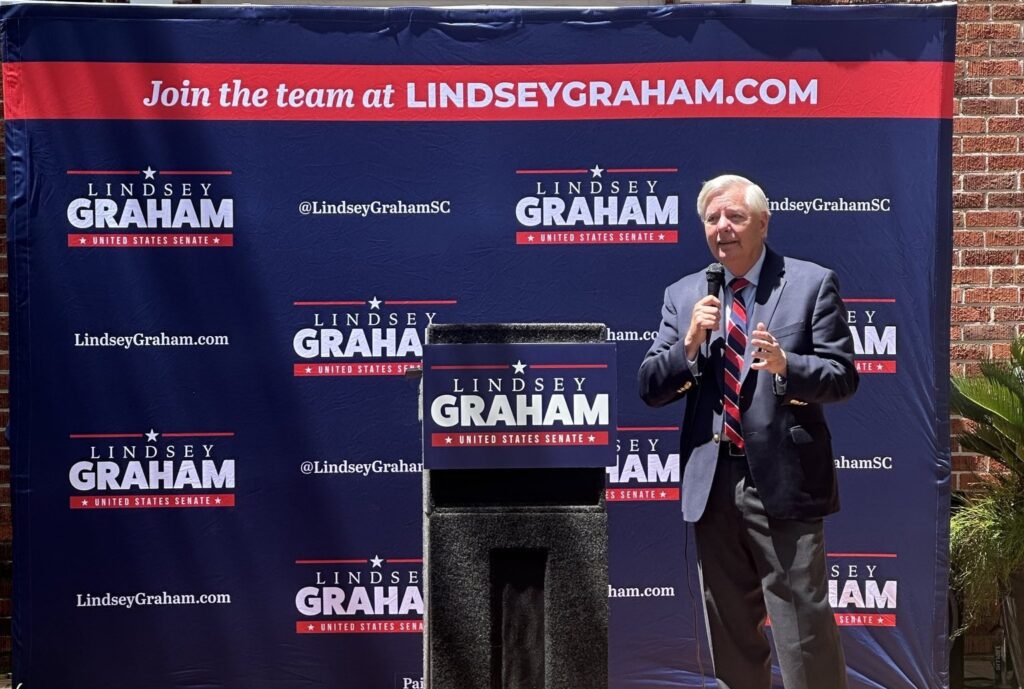 תחת אש: בין מלחמת ההתשה בעורף למתקפות הפייק