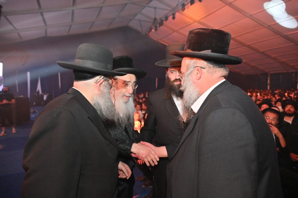 בהשתתפות גדולי התורה והחסידות: אלפים חגגו סיום הרמב"ם