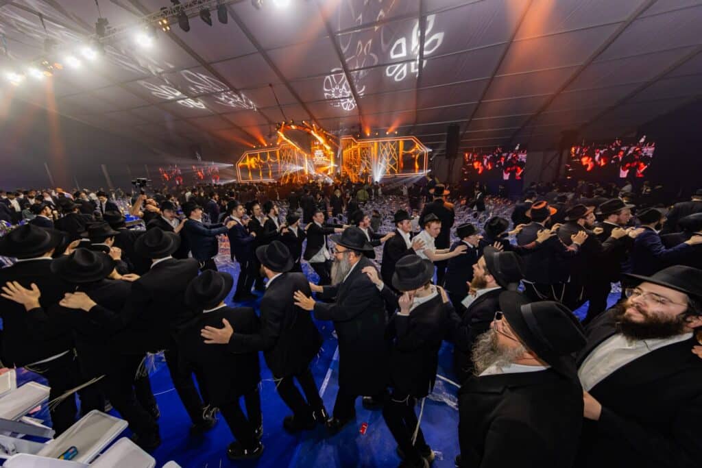 בהשתתפות גדולי התורה והחסידות: אלפים חגגו סיום הרמב"ם