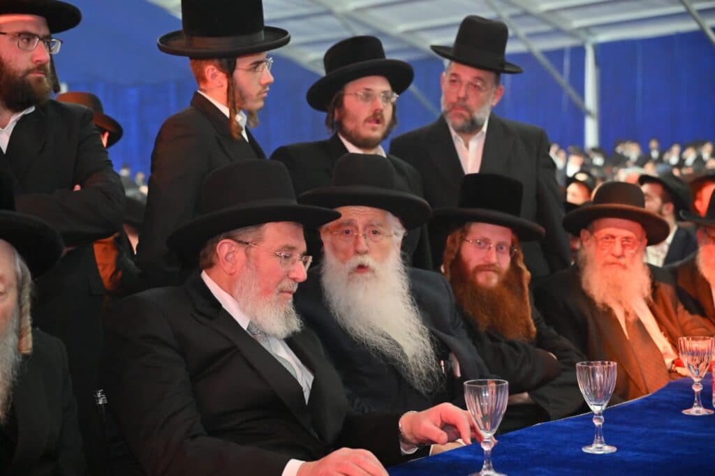 בהשתתפות גדולי התורה והחסידות: אלפים חגגו סיום הרמב"ם