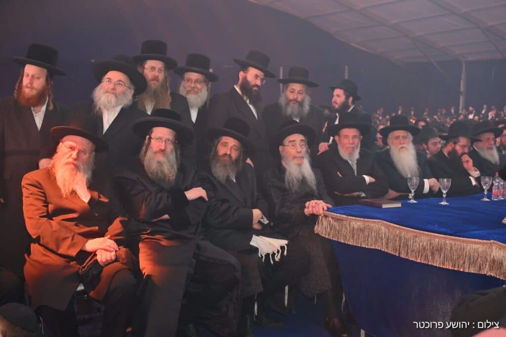 בהשתתפות גדולי התורה והחסידות: אלפים חגגו סיום הרמב"ם