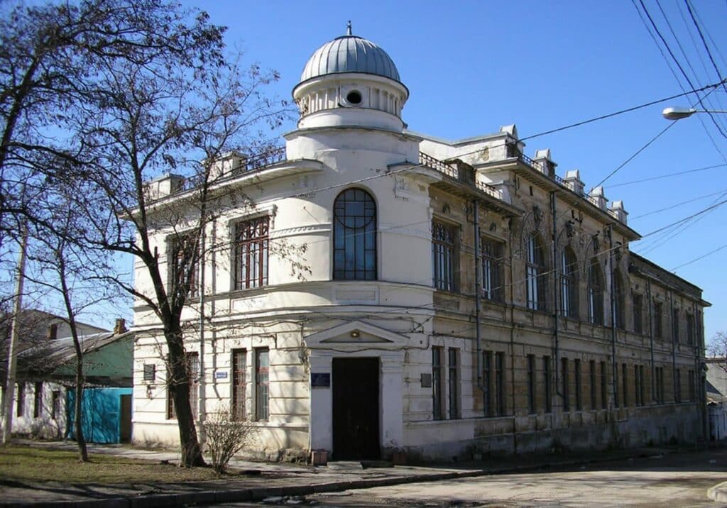 קביעת מזוזה בתלמוד תורה בעיר סימפרופול ברוסיה