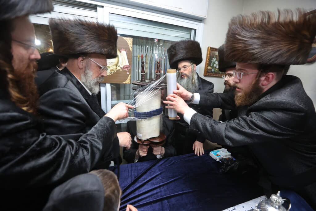 מעמד הכנסת ס"ת לבית הכנסת אהבת שלום ויז'ניץ בב"ש