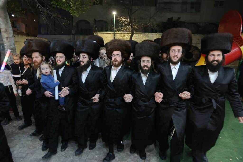 מעמד הכנסת ס"ת לבית הכנסת אהבת שלום ויז'ניץ בב"ש