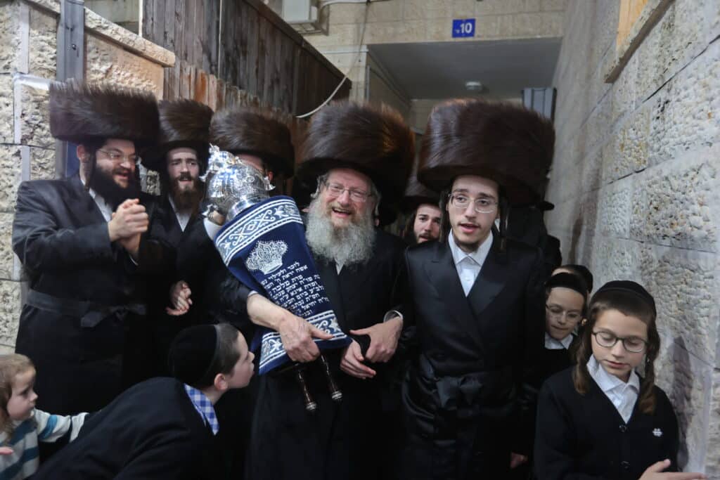 מעמד הכנסת ס"ת לבית הכנסת אהבת שלום ויז'ניץ בב"ש