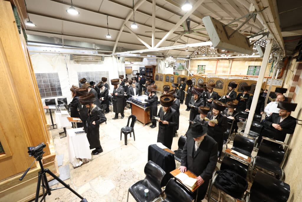 מעמד התפילה ושמחת השבע ברכות של חסידות זוועהיל