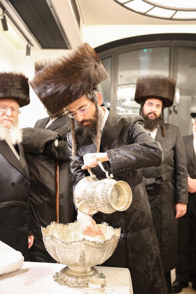 מעמד התפילה ושמחת השבע ברכות של חסידות זוועהיל