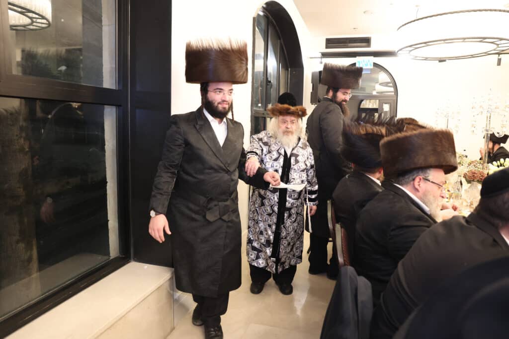 מעמד התפילה ושמחת השבע ברכות של חסידות זוועהיל