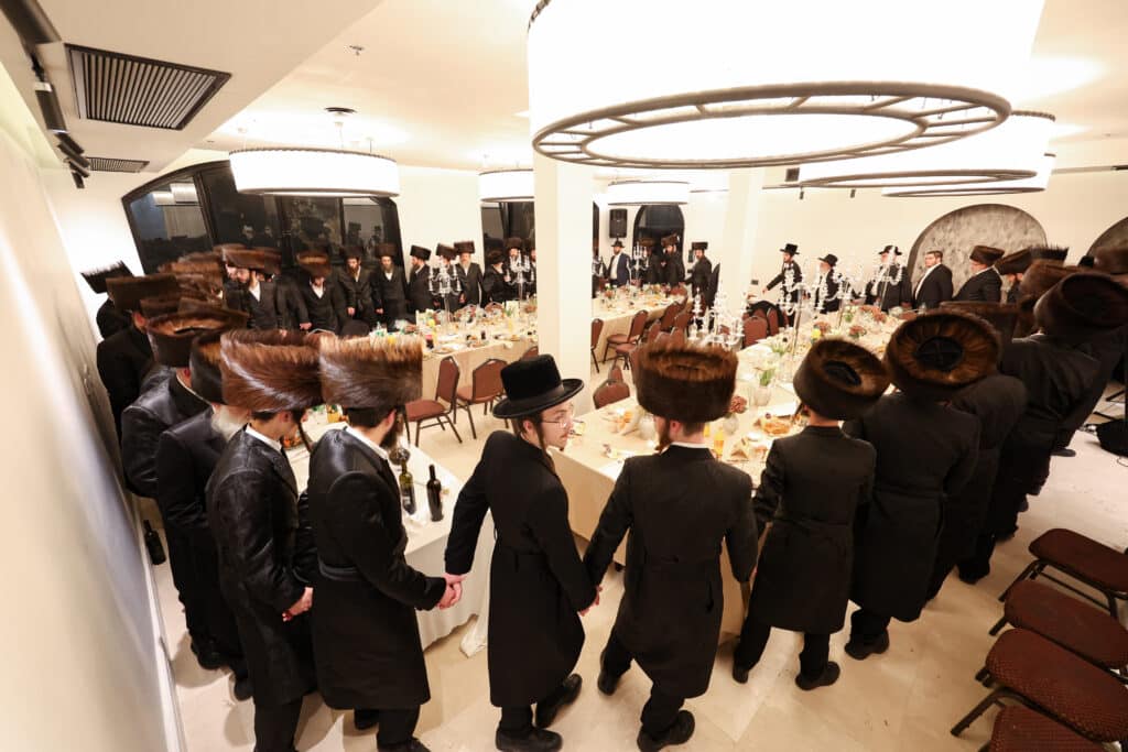 מעמד התפילה ושמחת השבע ברכות של חסידות זוועהיל