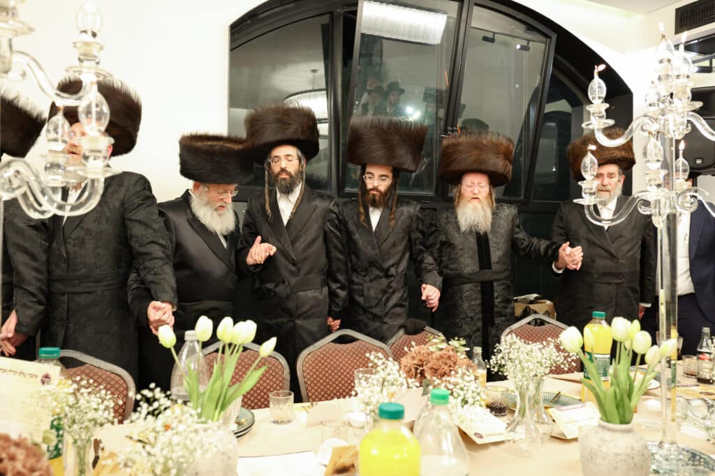 מעמד התפילה ושמחת השבע ברכות של חסידות זוועהיל