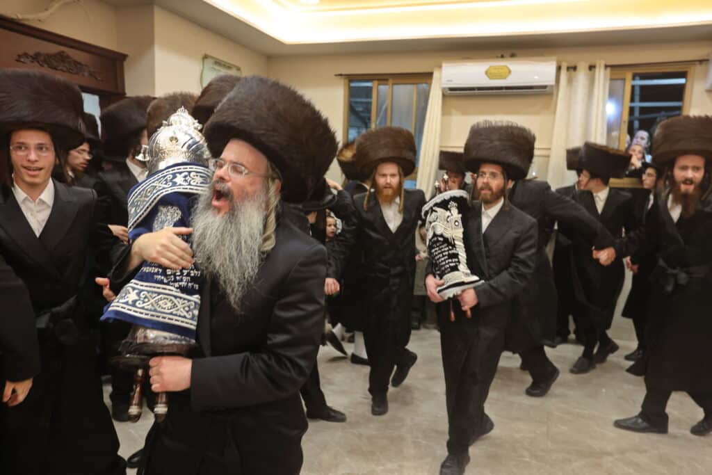 מעמד הכנסת ס"ת לבית הכנסת אהבת שלום ויז'ניץ בב"ש