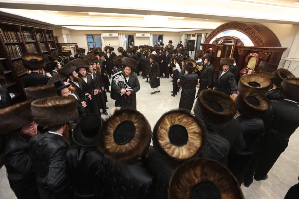 מעמד הכנסת ס"ת לבית הכנסת אהבת שלום ויז'ניץ בב"ש