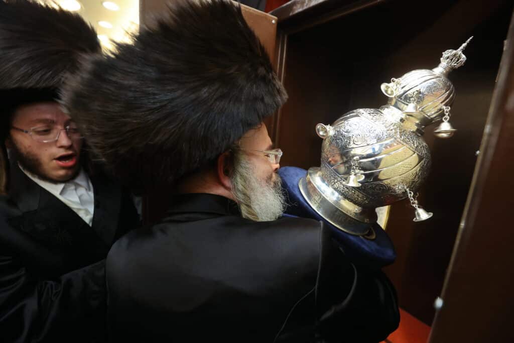 מעמד הכנסת ס"ת לבית הכנסת אהבת שלום ויז'ניץ בב"ש