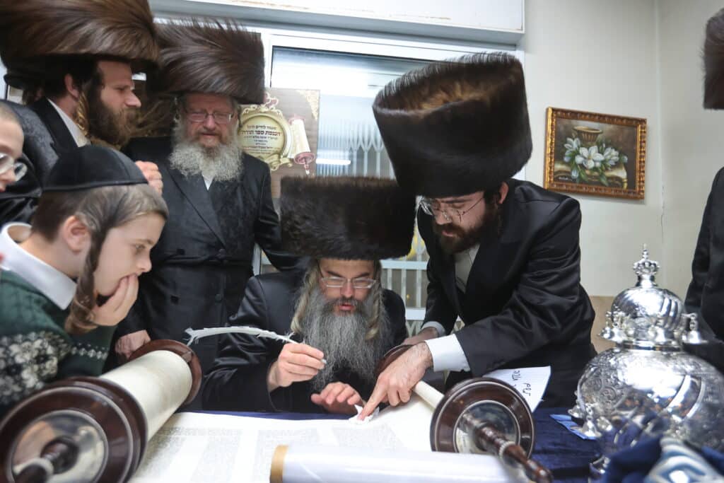 מעמד הכנסת ס"ת לבית הכנסת אהבת שלום ויז'ניץ בב"ש